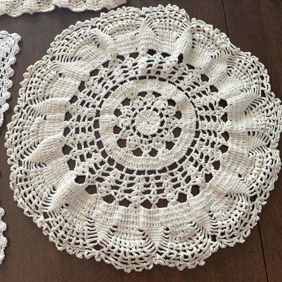 Vintage Crochet Doilies Set - Picture 5 of 10